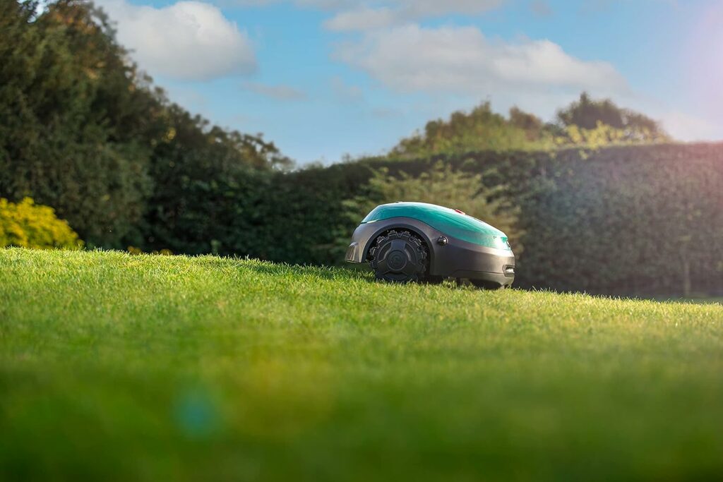ROBOMOW RT700 robot mower / lawn robot for surfaces up to 700 m², 10.2 Ah, 18 cm cutting width, easy installation, self-cleaning and includes floating mowing deck, mulch cleaner